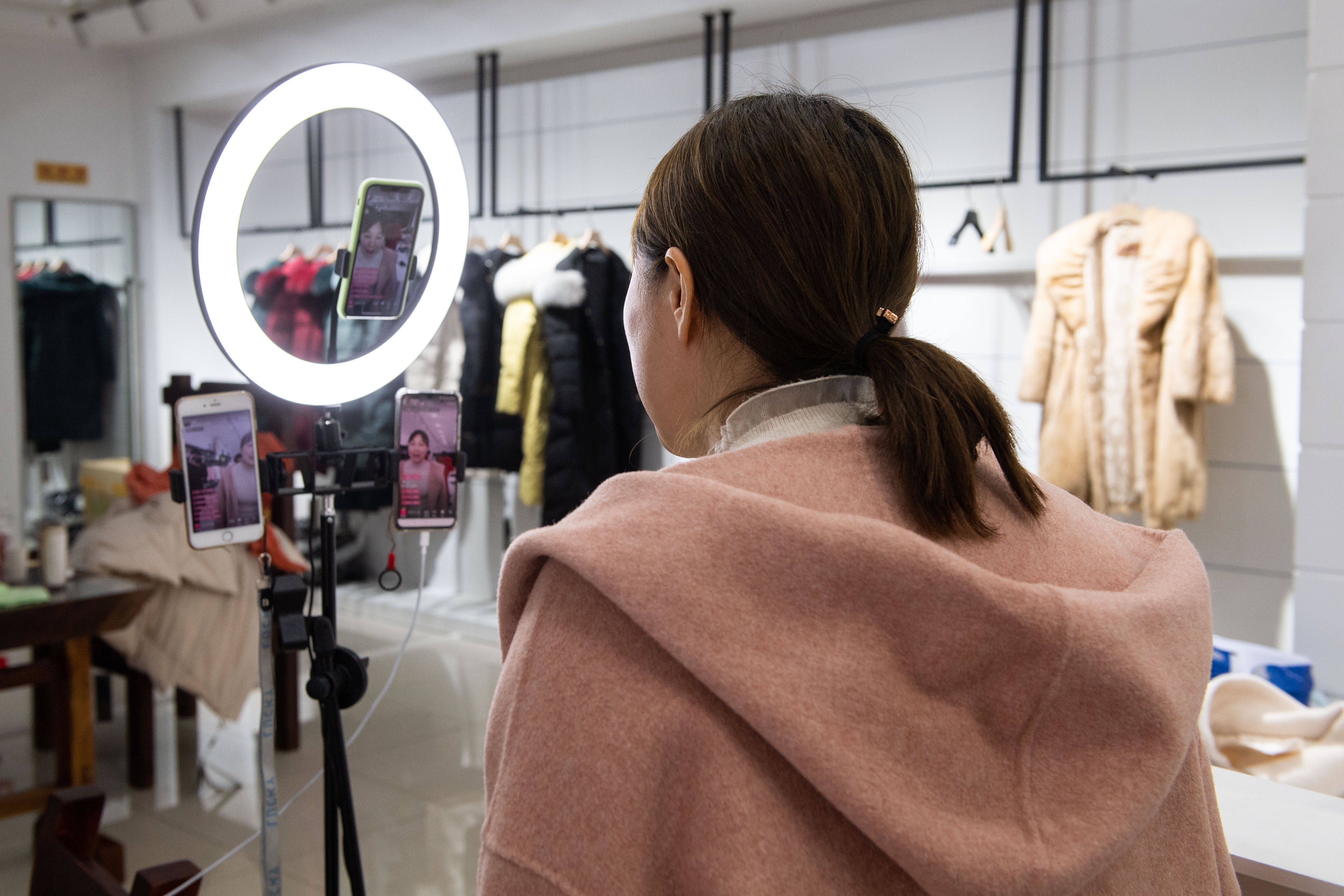 新华社|商铺变成直播间——湖南服饰市场别样复工路