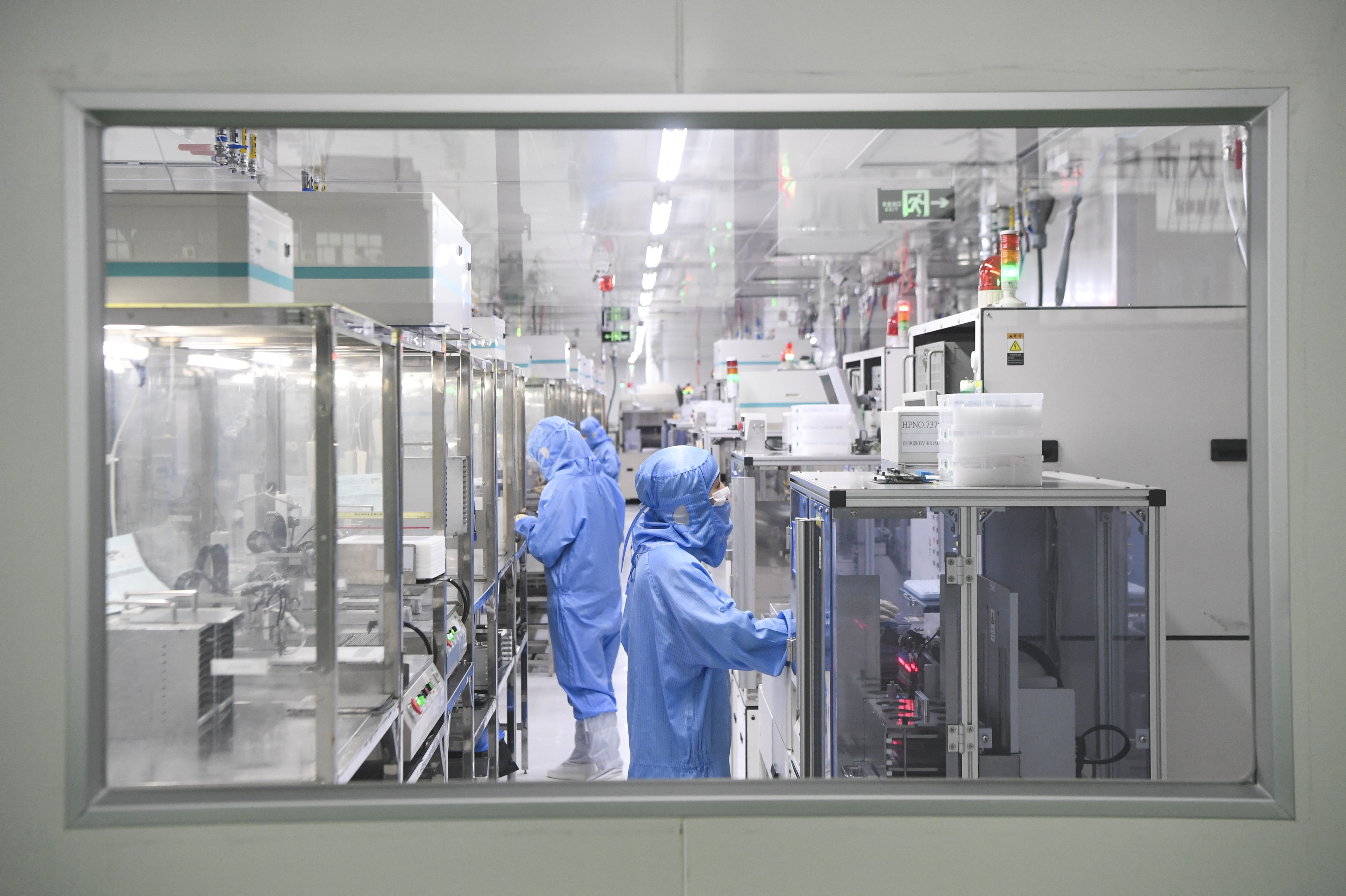 位于重庆高新区的台晶(重庆)电子有限公司工作人员在晶振封装无尘车间