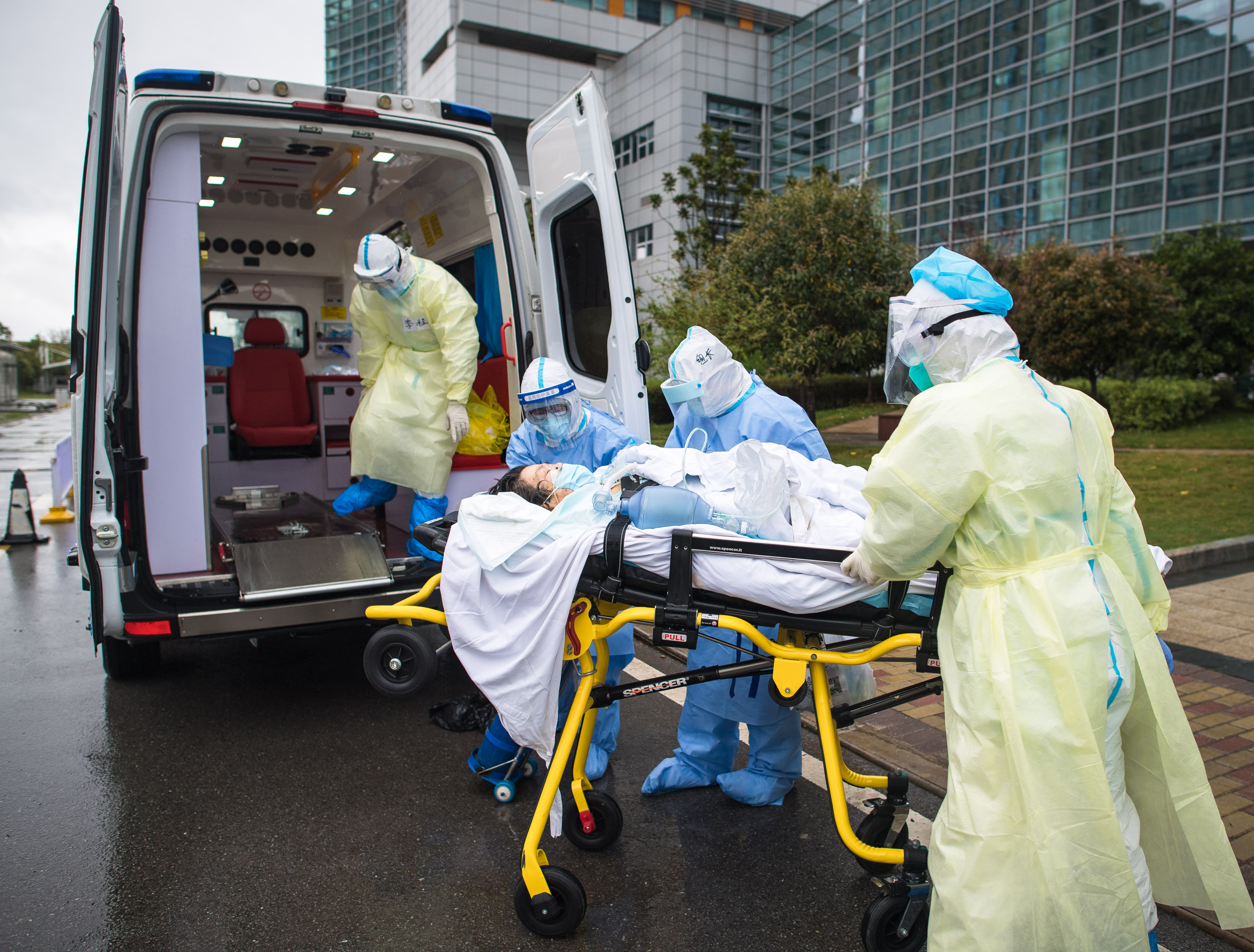 3月29日,医务人员将新冠肺炎患者转运至华中科技大学同济医院中法