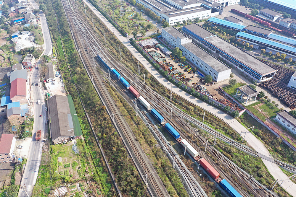 3月18日,一列运载外贸货源的中欧班列驶出重庆兴隆场编组站(无人机