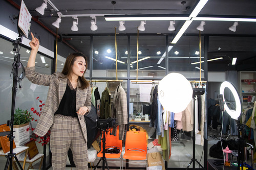 新华社直播带货让我们抓住转机湖南株洲市芦淞服饰市场群采访记