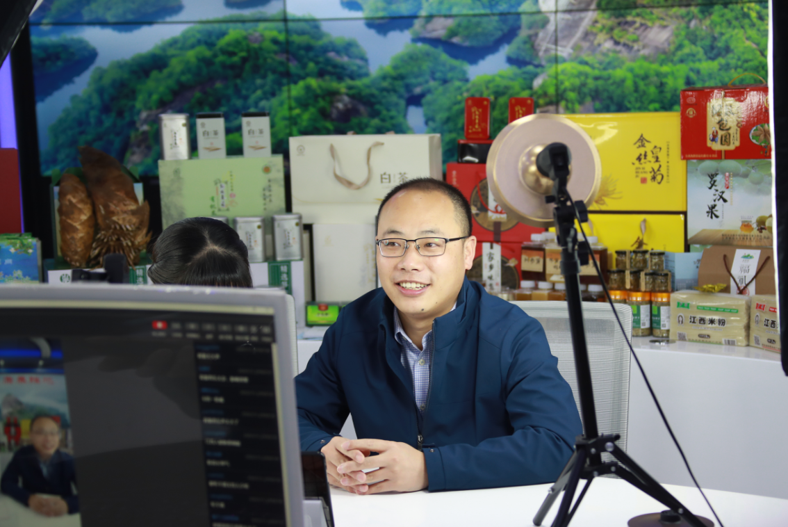 铜鼓县"80后网红"副县长陈伟峰正在直播带货