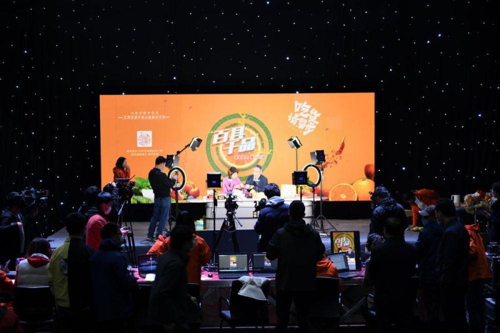 "直播画面里弹幕不断,观看的粉丝们意犹未尽.