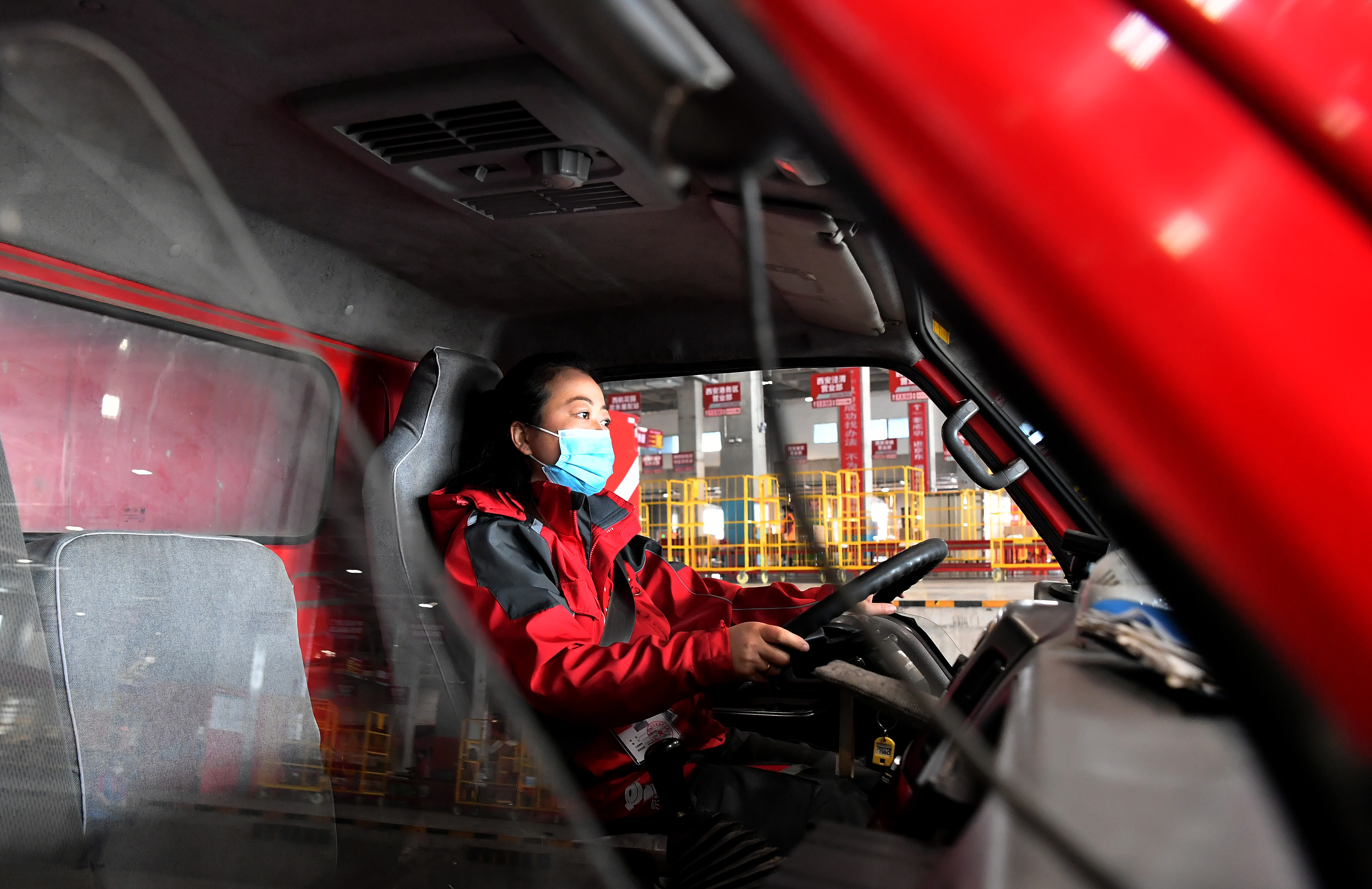 物流配送路上的貨車女司機