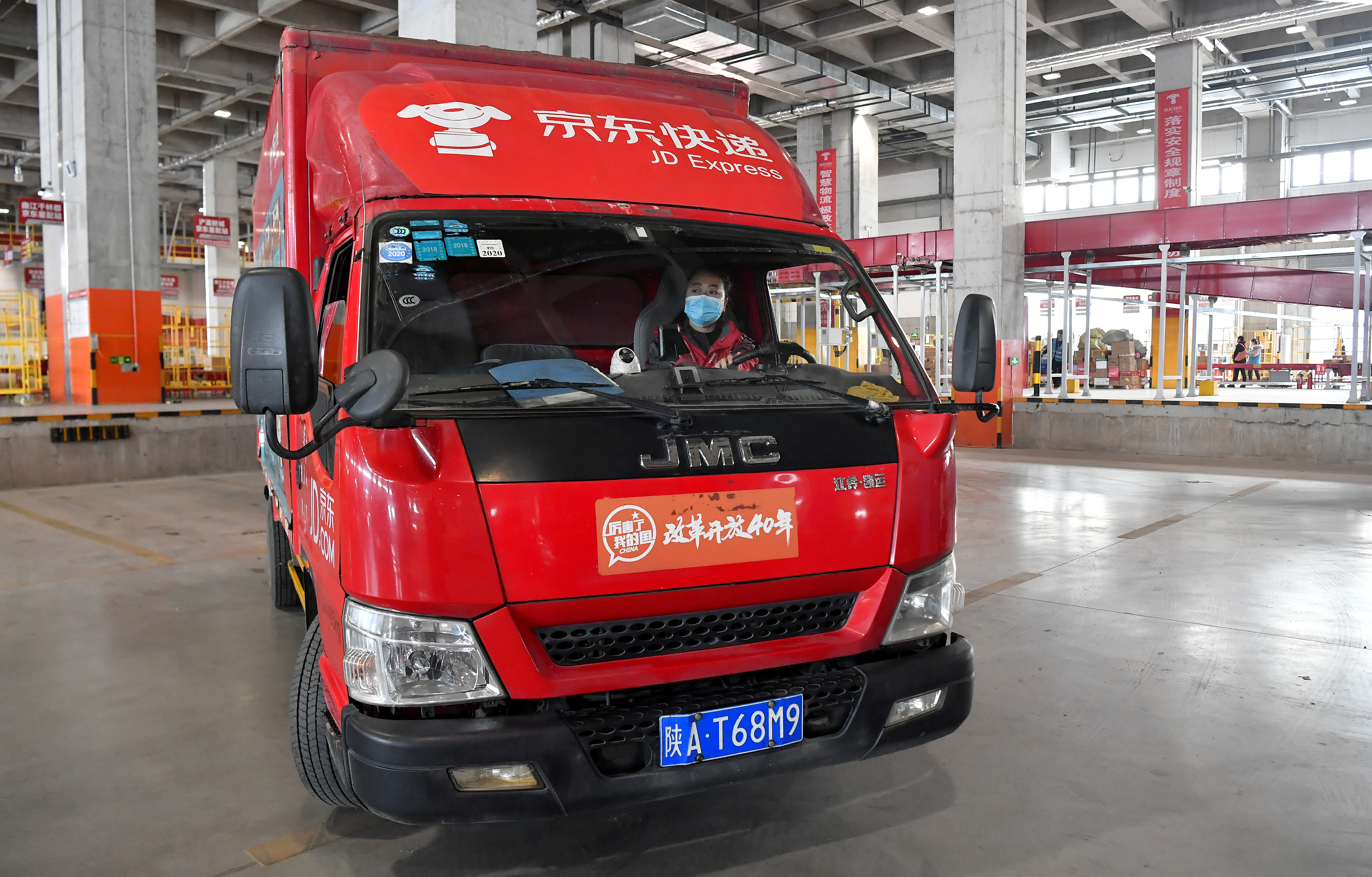 物流配送路上的貨車女司機