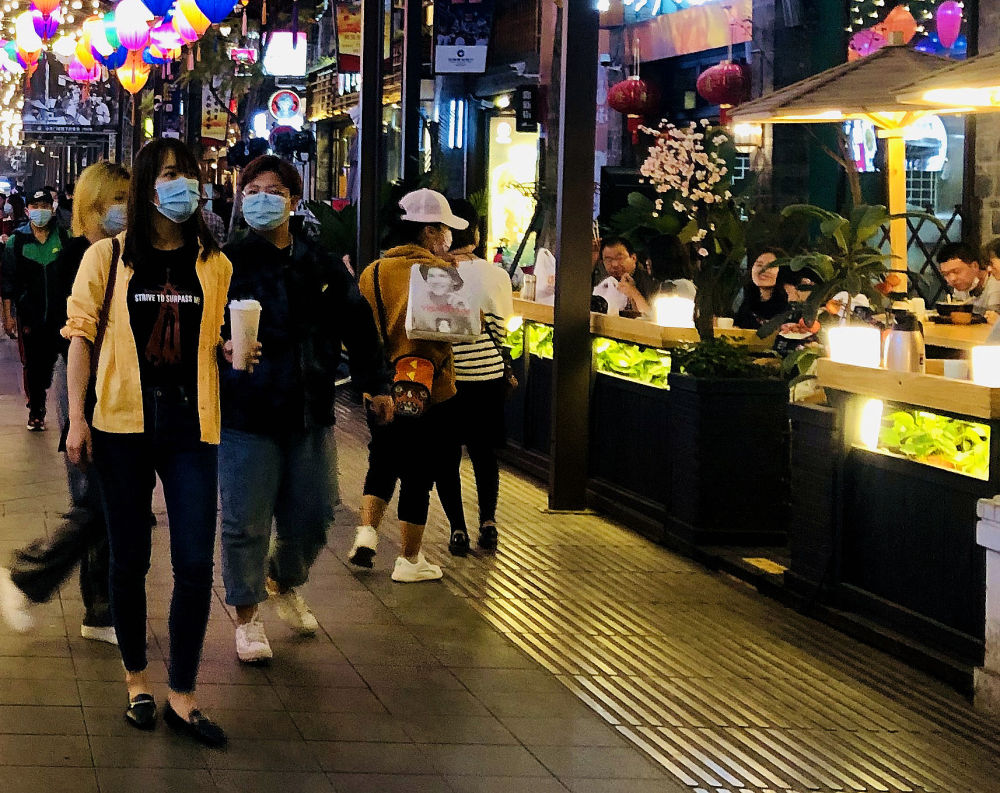 「新华社」逛商场、下馆子、唱KTV，想沾“人间烟火气”靠谱吗？