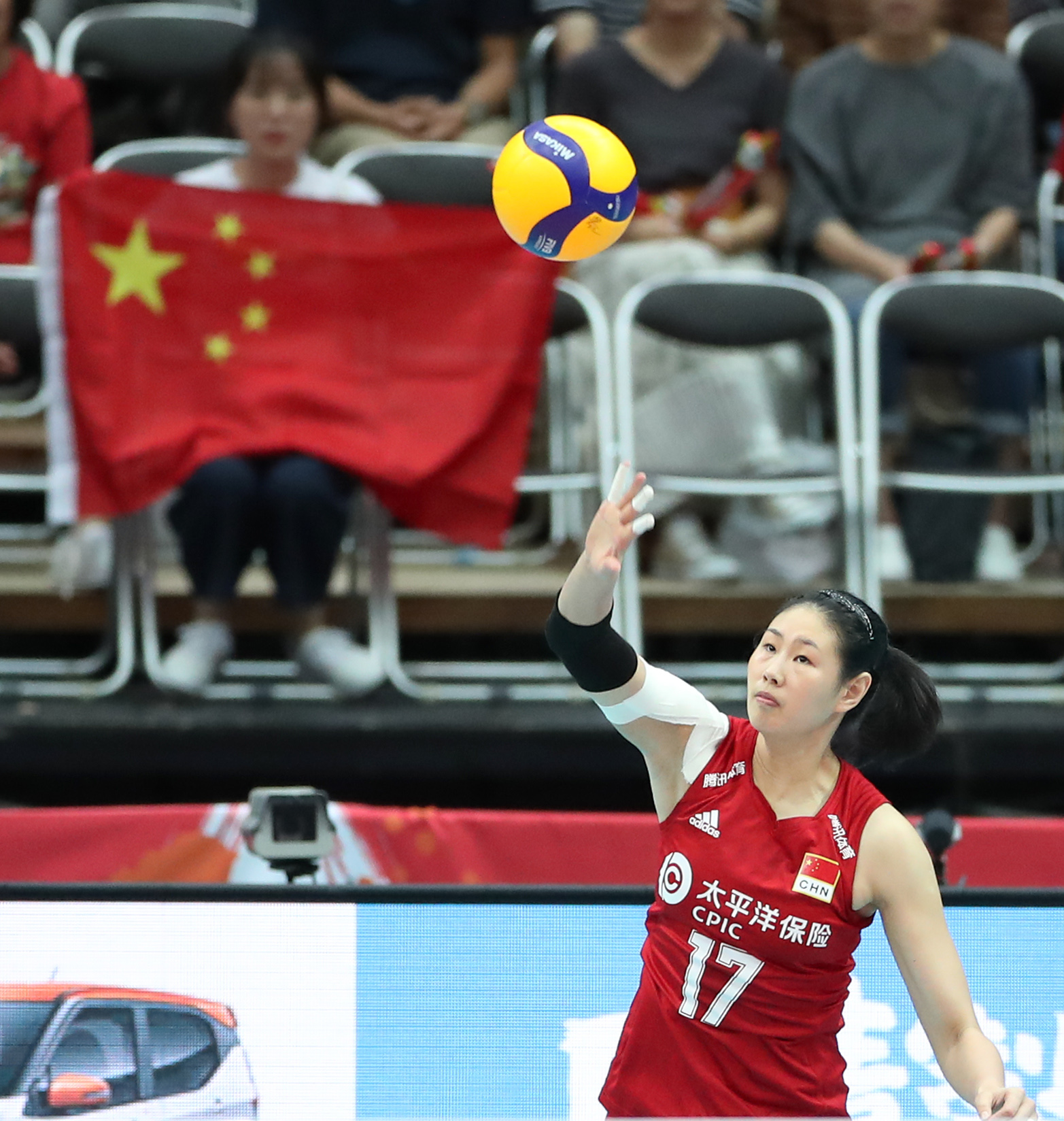 2019年9月29日,中国队颜妮在比赛中发球新华社记者杜潇逸摄