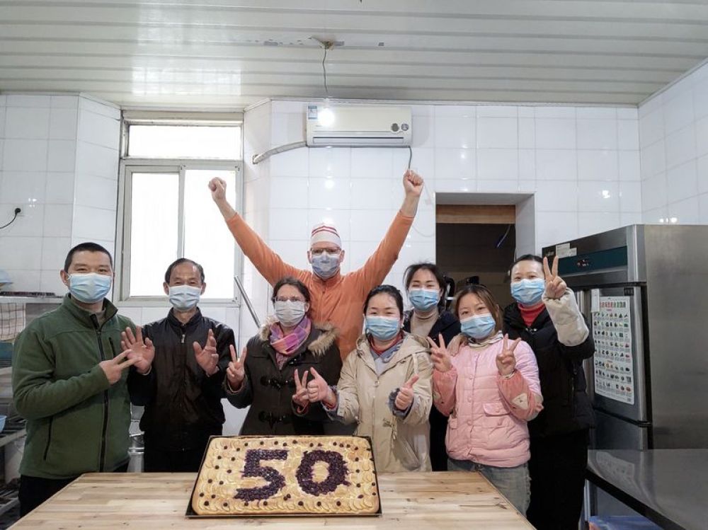 妻子和员工一起在店内的厨房给乌韦庆祝生日。新华社记者 蔡潇潇 摄