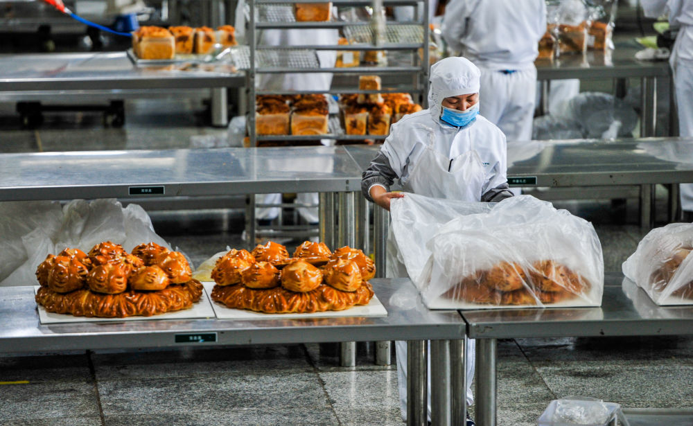 3月6日,工人在内蒙古意林食品有限公司面包生产车间忙碌.
