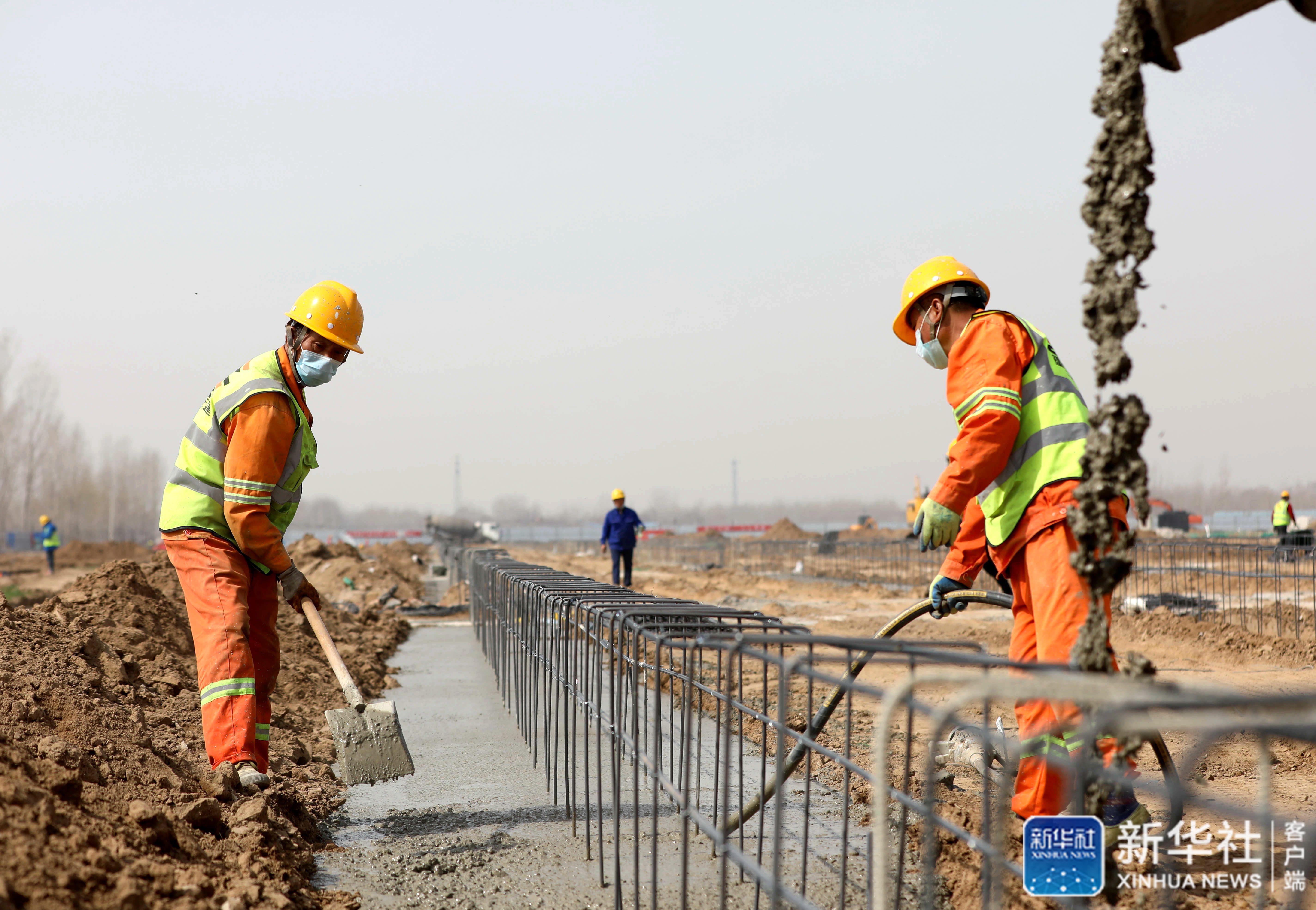 3月20日,建設者在京雄高速公路sg2合同段工程項目施工現場作業.