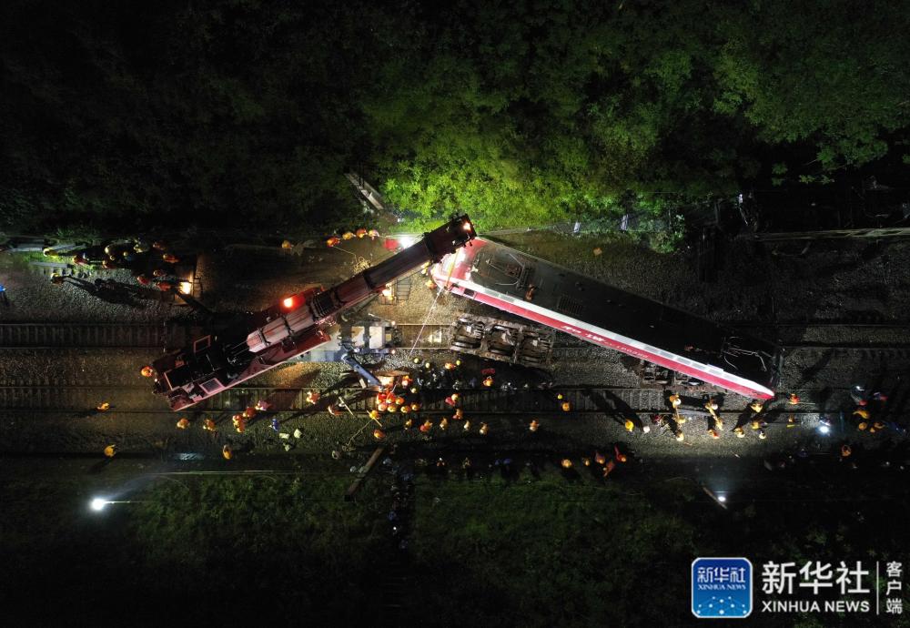 「新华社」京广铁路脱轨事故现场见闻，“要在最短时间内恢复！”
