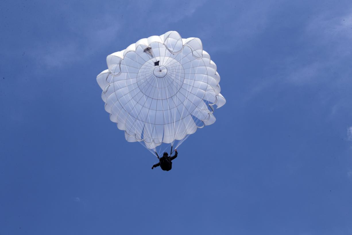 陆军第80集团军组织陆航特战联合伞降训练_时代新华