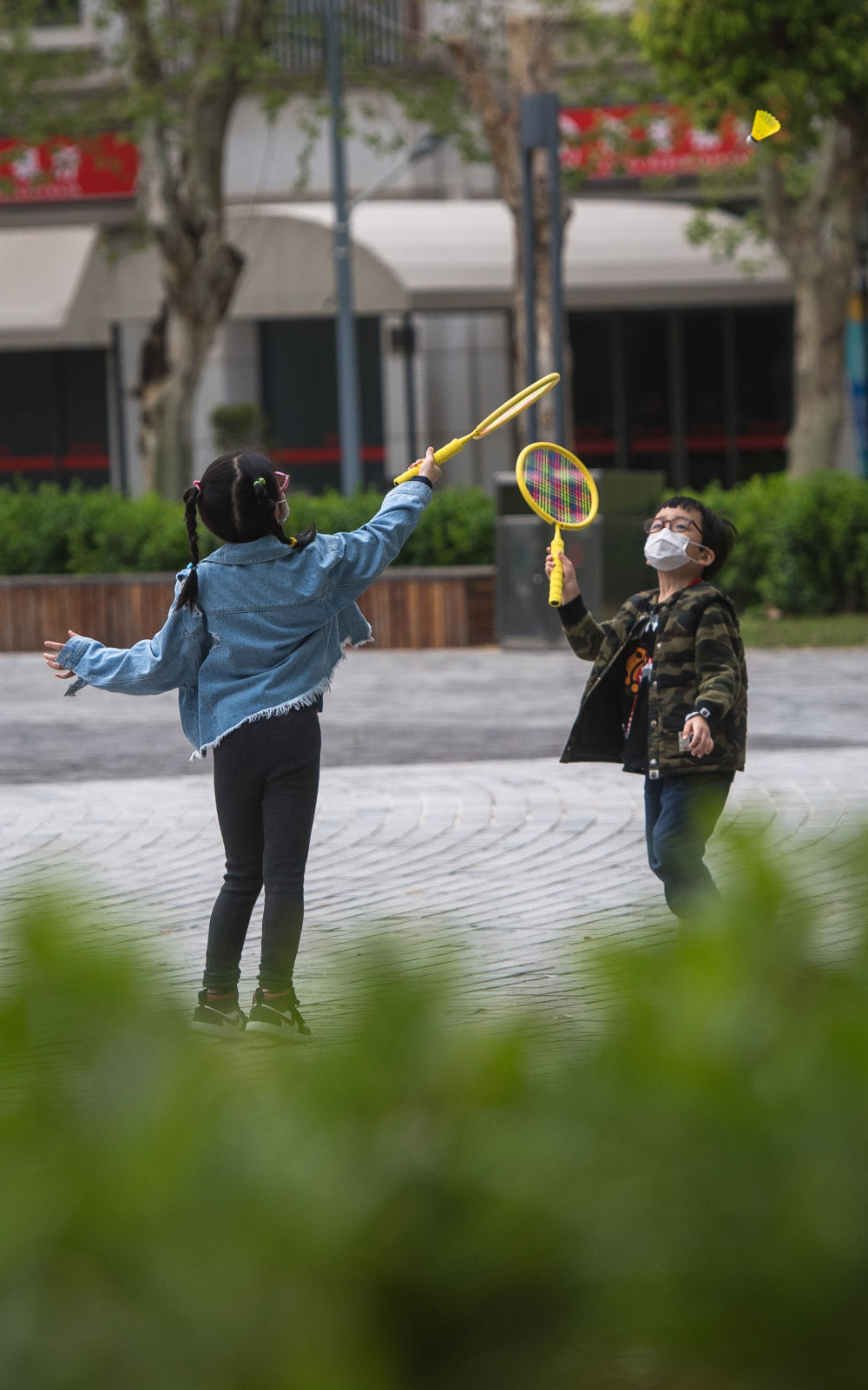 4月1日,小朋友在武汉天地广场上打羽毛球 新华社记者肖艺九摄