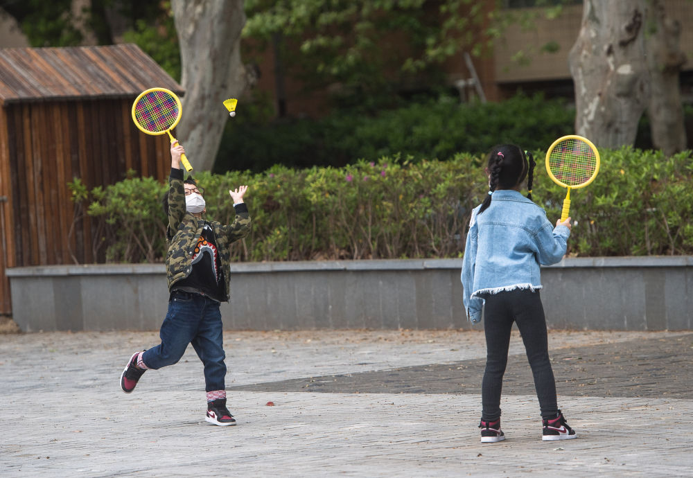4月1日,小朋友在武汉天地广场上打羽毛球. 新华社记者肖艺九摄
