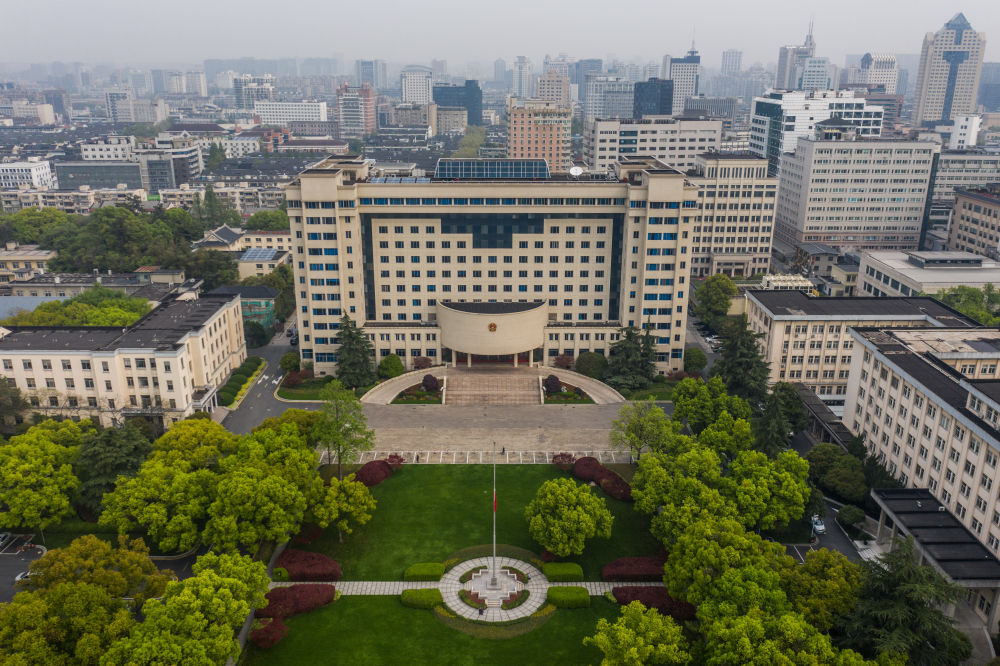 4月4日,浙江省人民政府下半旗志哀.新华社记者 徐昱 摄