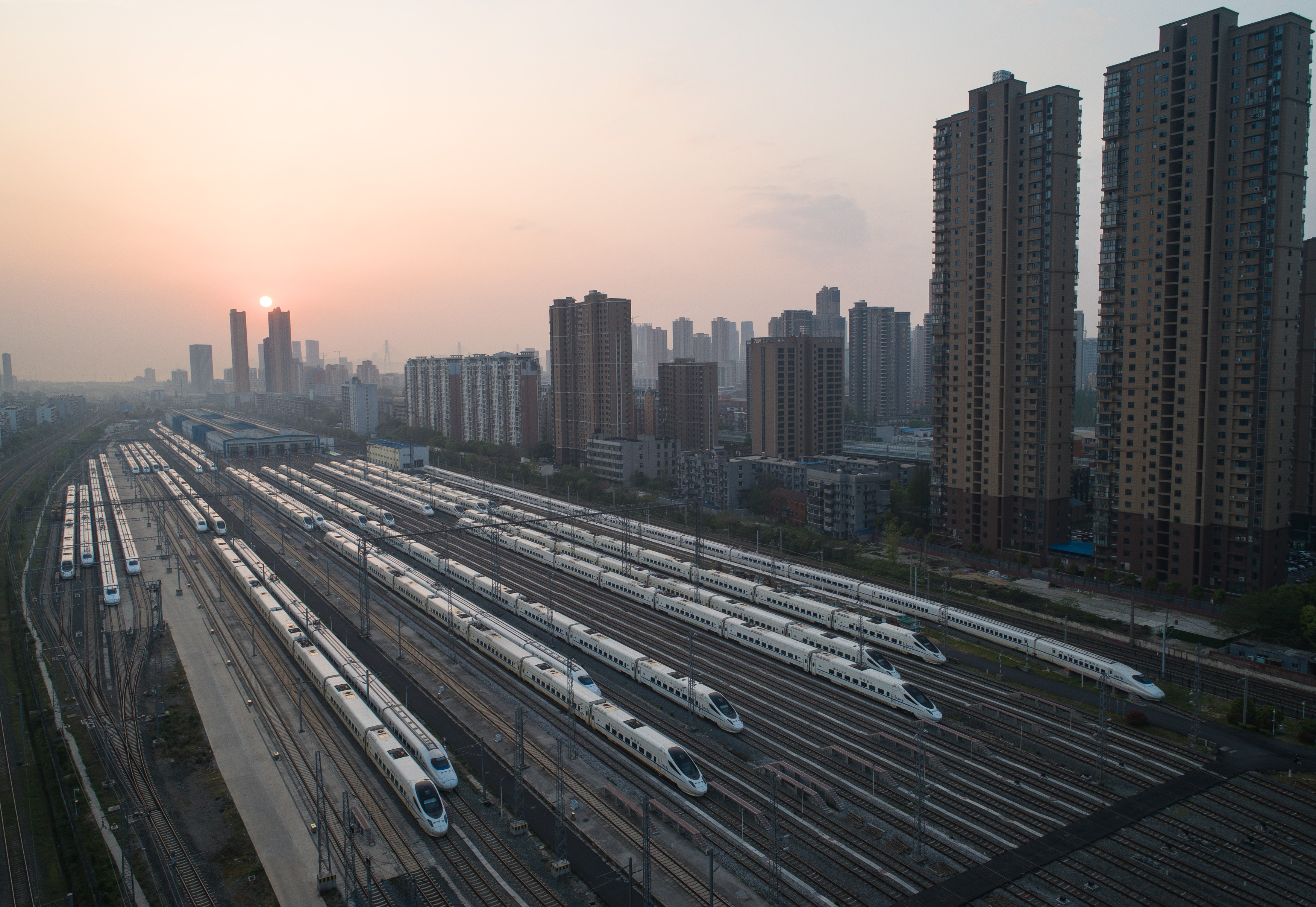 4月8日,在武汉动车段,列车停靠在存车线上准备投入运行(无人机照片)