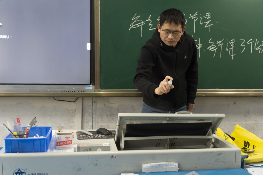 老师在空空荡荡教室里慷慨激昂讲课久违学生发来一串弹幕老师好