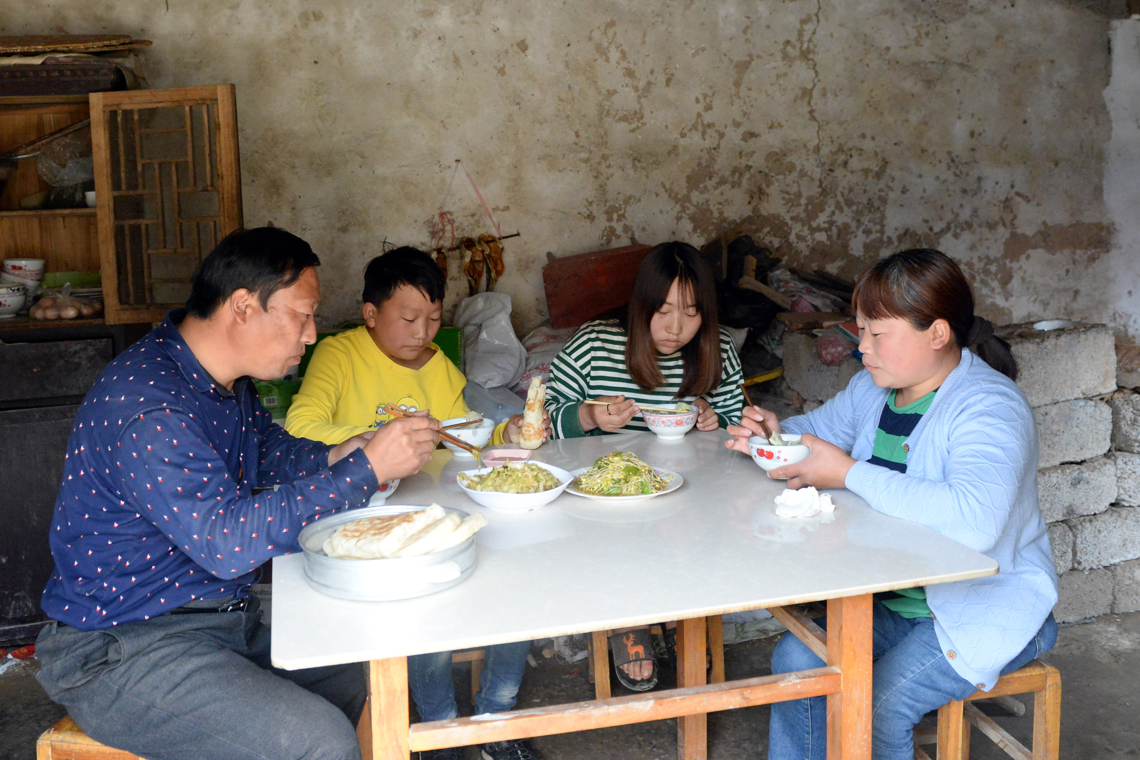 4月2日,孙勇一家人在吃午饭