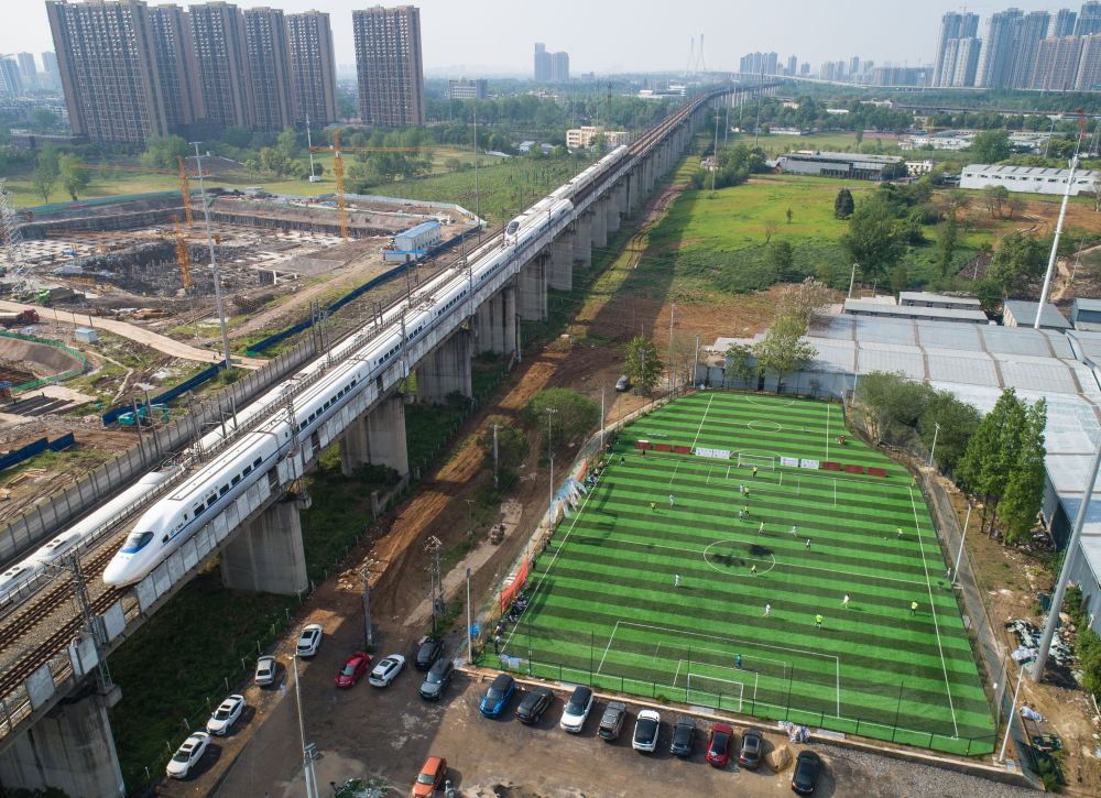 4月19日,足球爱好者在武汉百骏体育公园足球场上踢球.