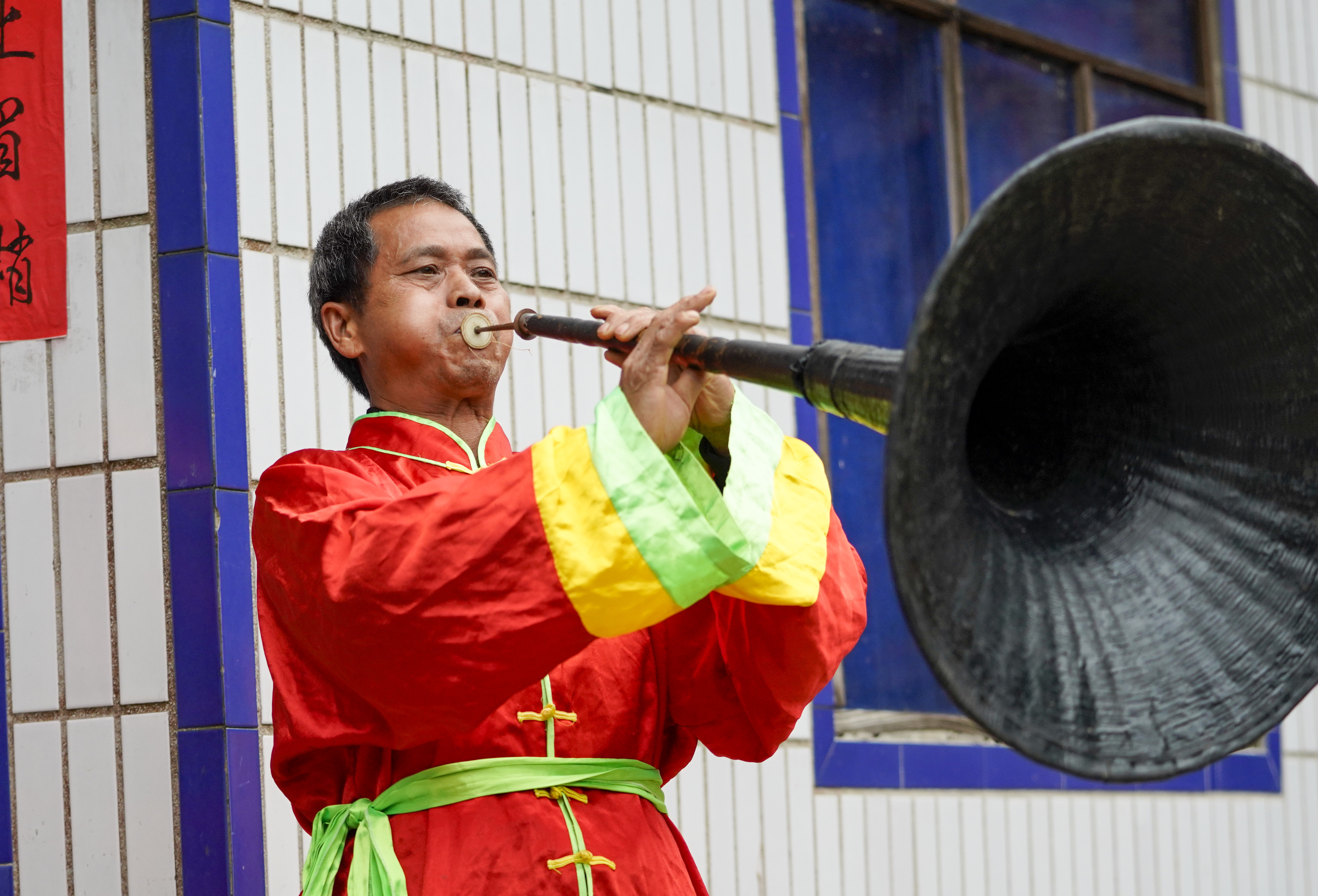 4月21日,永城吹打刘家乐班成员在用自制的特色唢呐进行演奏.