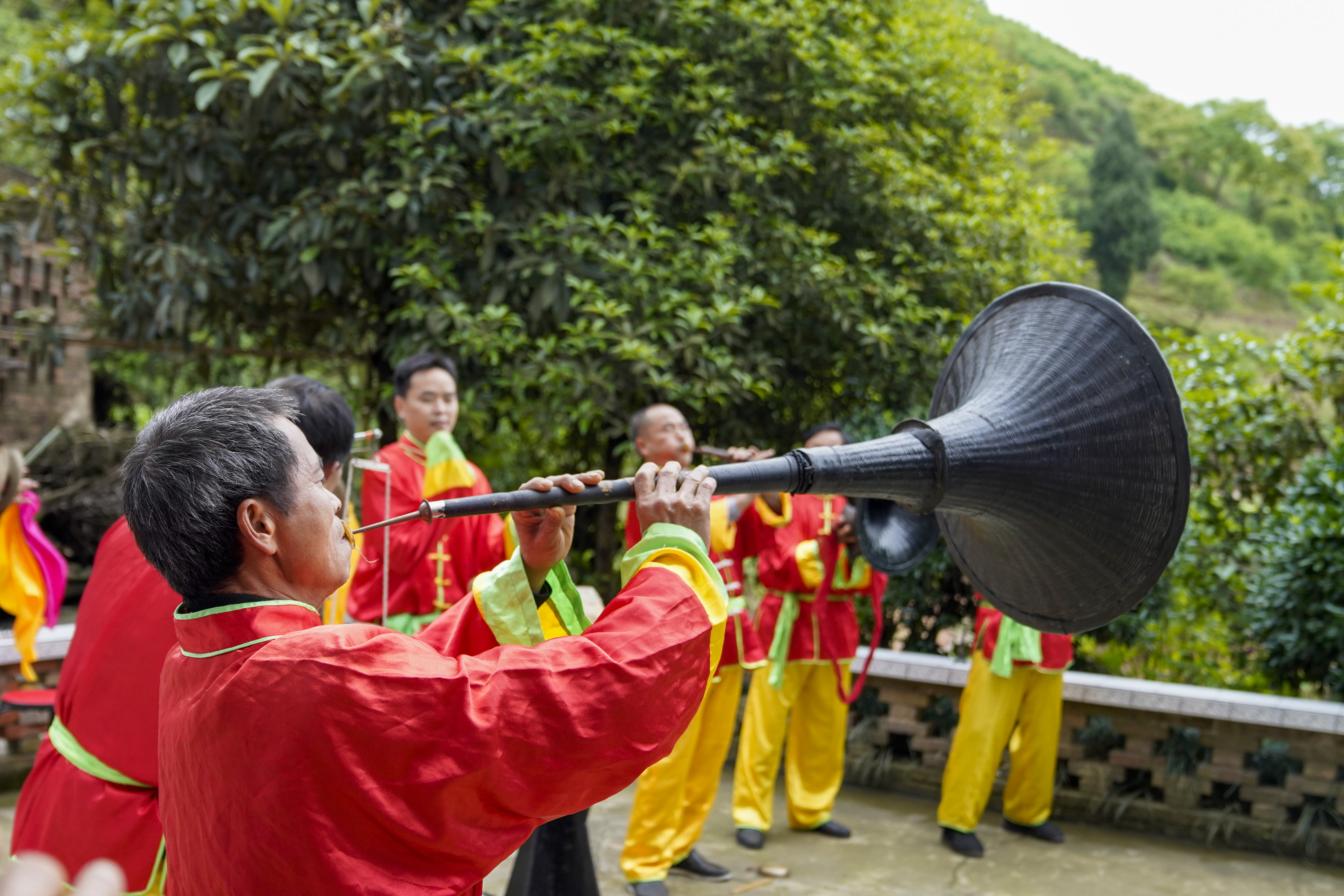 4月21日,永城吹打刘家乐班成员在院坝里进行排练.