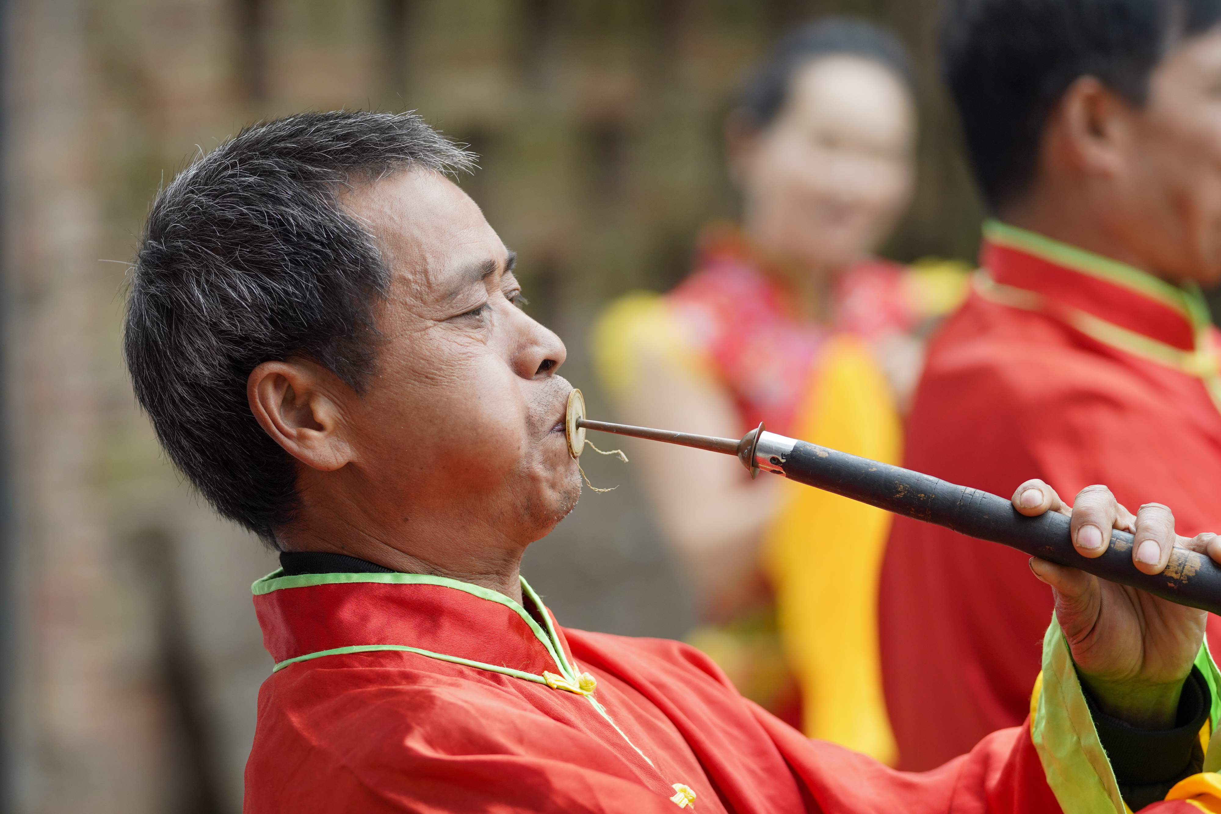 4月21日,永城吹打刘家乐班成员在院坝里进行排练.