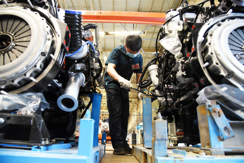 【新华社】助力各地复工复产，中国重汽全力生产