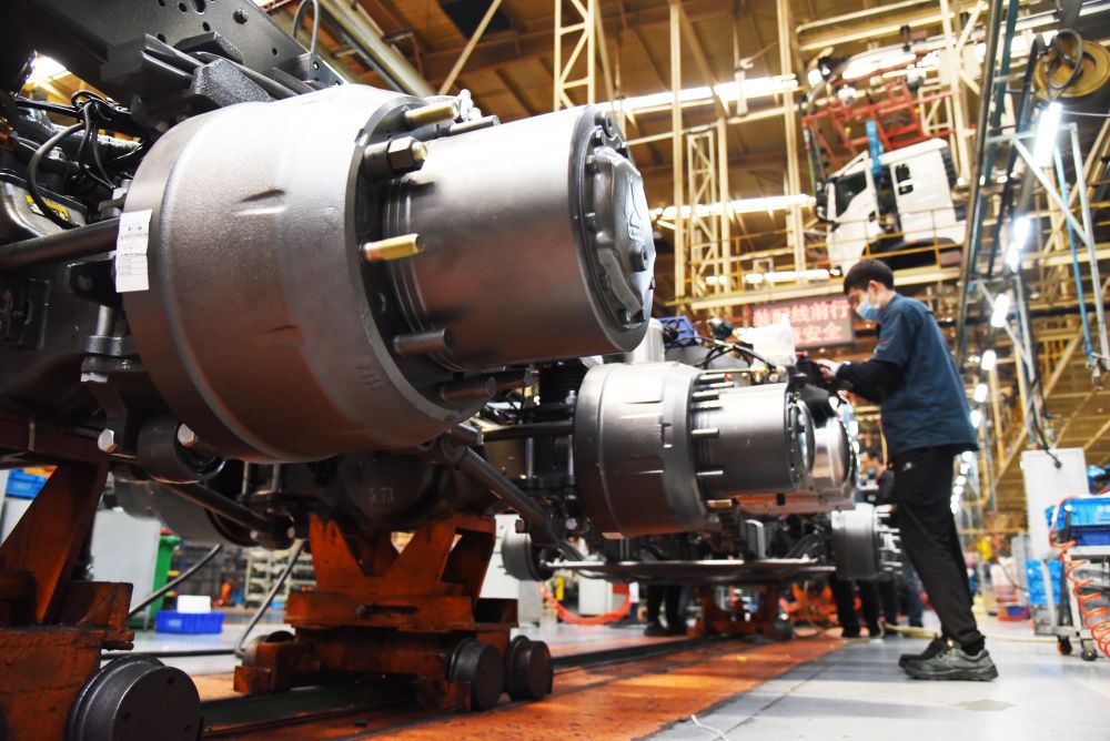 【新华社】助力各地复工复产，中国重汽全力生产