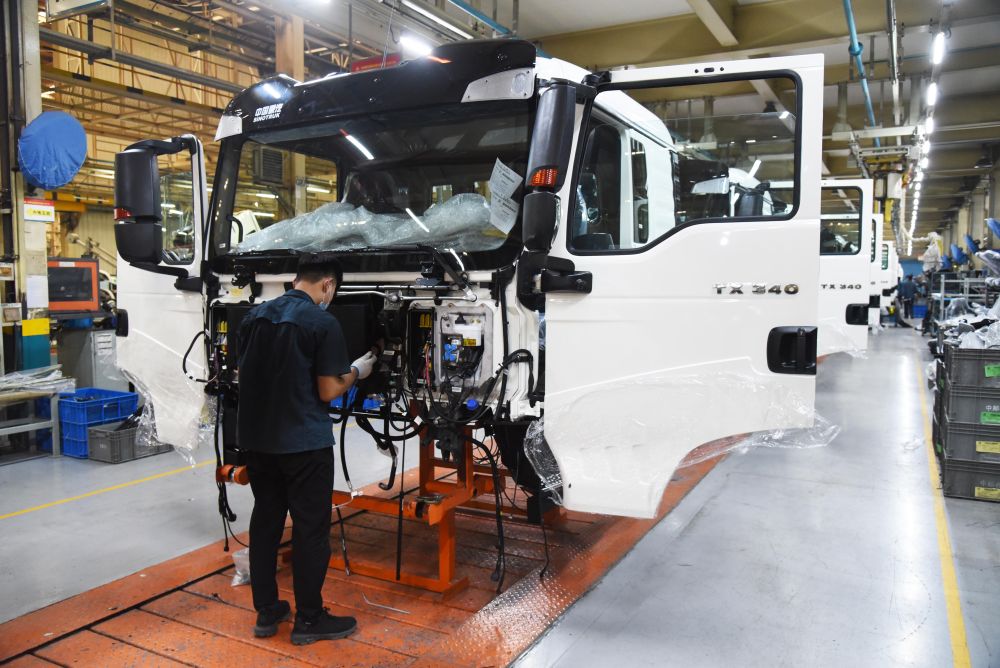 【新华社】助力各地复工复产，中国重汽全力生产