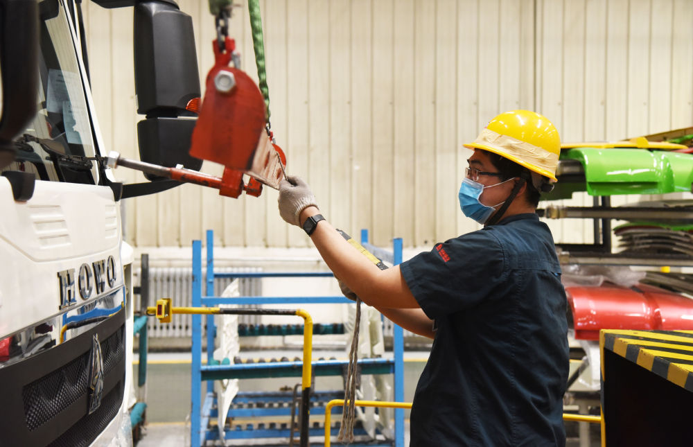 【新华社】助力各地复工复产，中国重汽全力生产