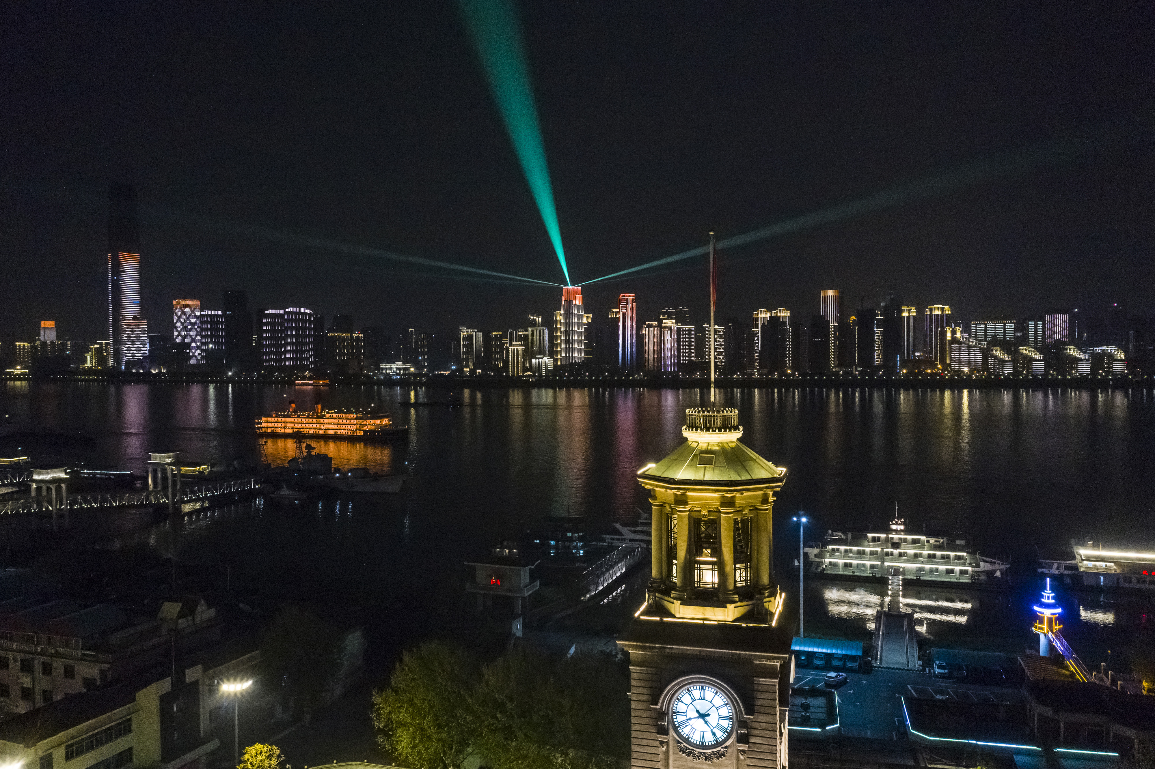 这是4月7日晚拍摄的武汉市江汉关博物馆及长江对岸建筑灯光夜景(无人