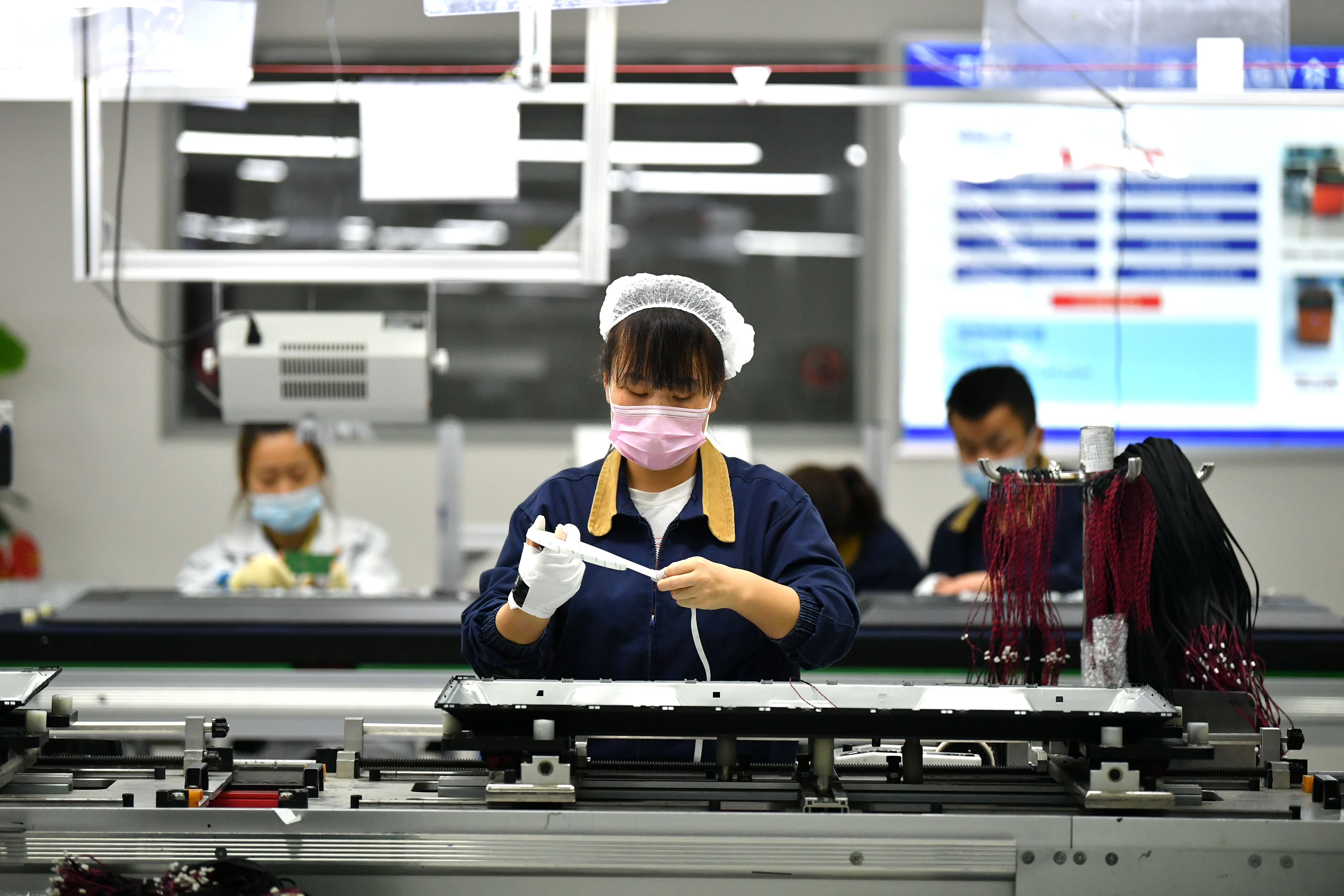 3月25日,工人在位于陕西咸阳的冠捷科技公司工作.