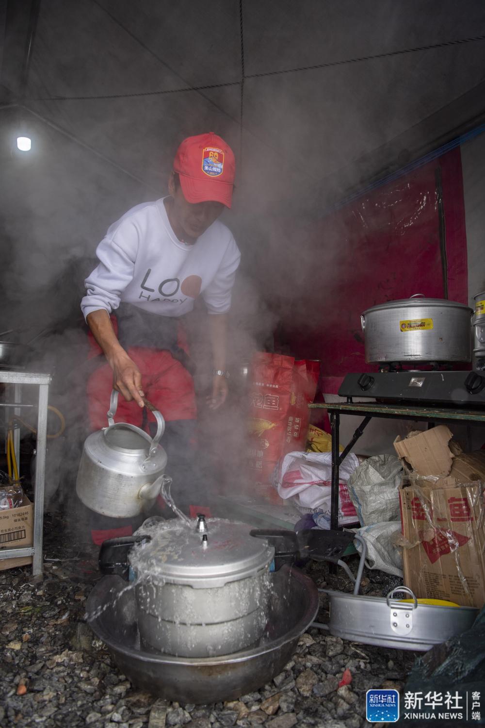 新华社海拔6500米咋做饭？探访珠峰高山厨房