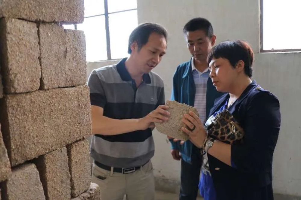 储国强(左一)在西凤酒酒曲车间采访.