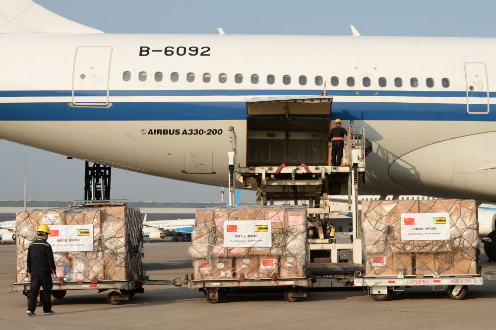 ↑5月11日，工作人员将运往津巴布韦的医疗防护物资托运上飞机。新华社发(陈振海 摄)