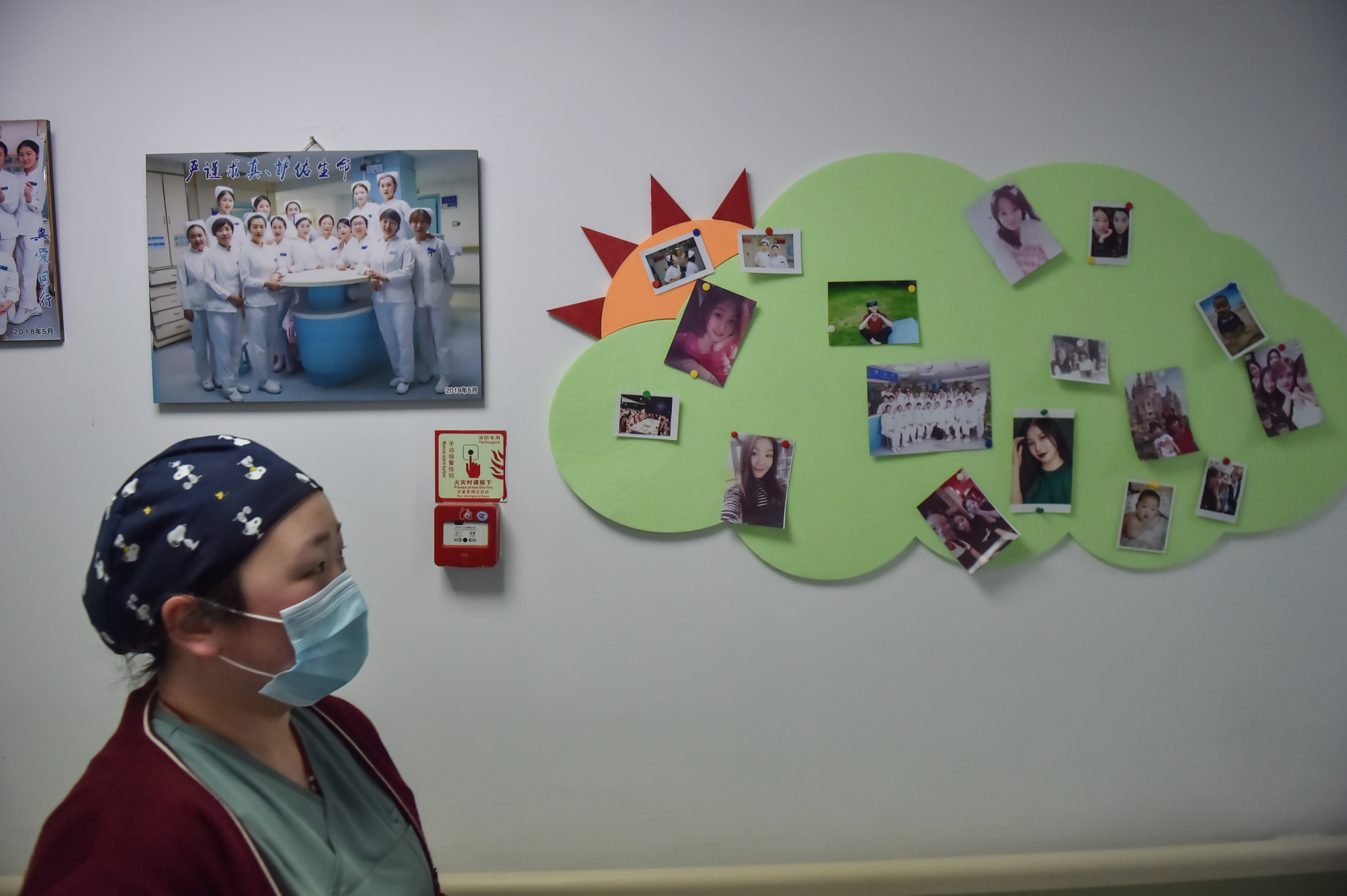 &uarr;北京地坛医院感染二科护士站旁的走廊上贴着护士们的照片(5月11