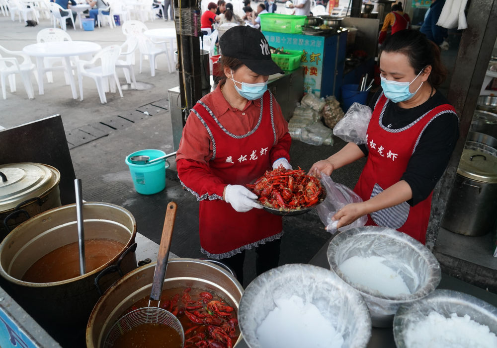 新华社红了餐桌热了经济，江苏金湖：小龙虾成熟季