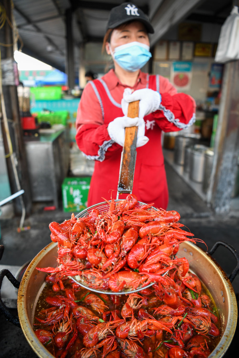 新华社红了餐桌热了经济，江苏金湖：小龙虾成熟季