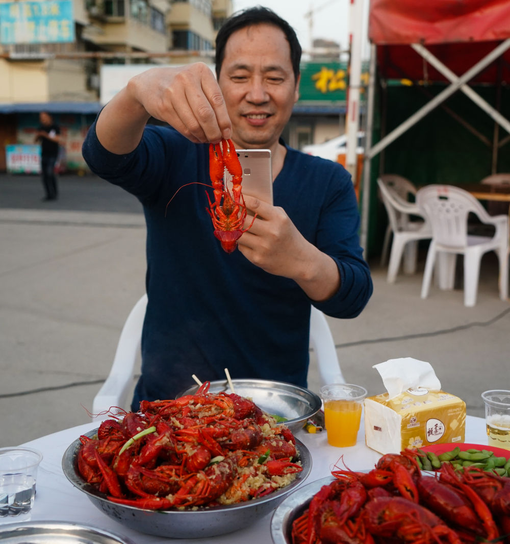 新华社红了餐桌热了经济，江苏金湖：小龙虾成熟季