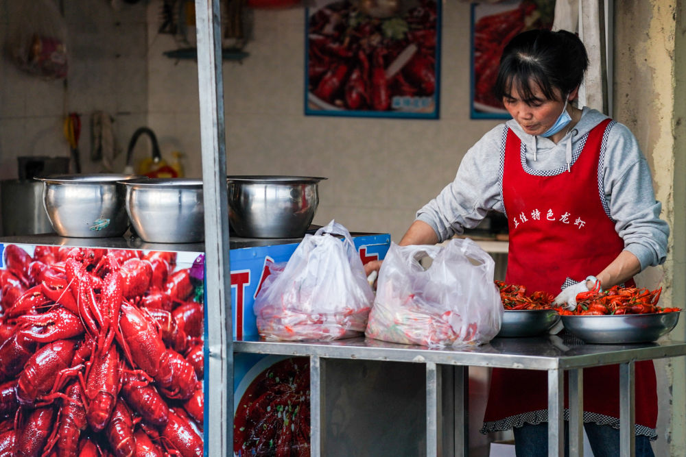 新华社红了餐桌热了经济，江苏金湖：小龙虾成熟季
