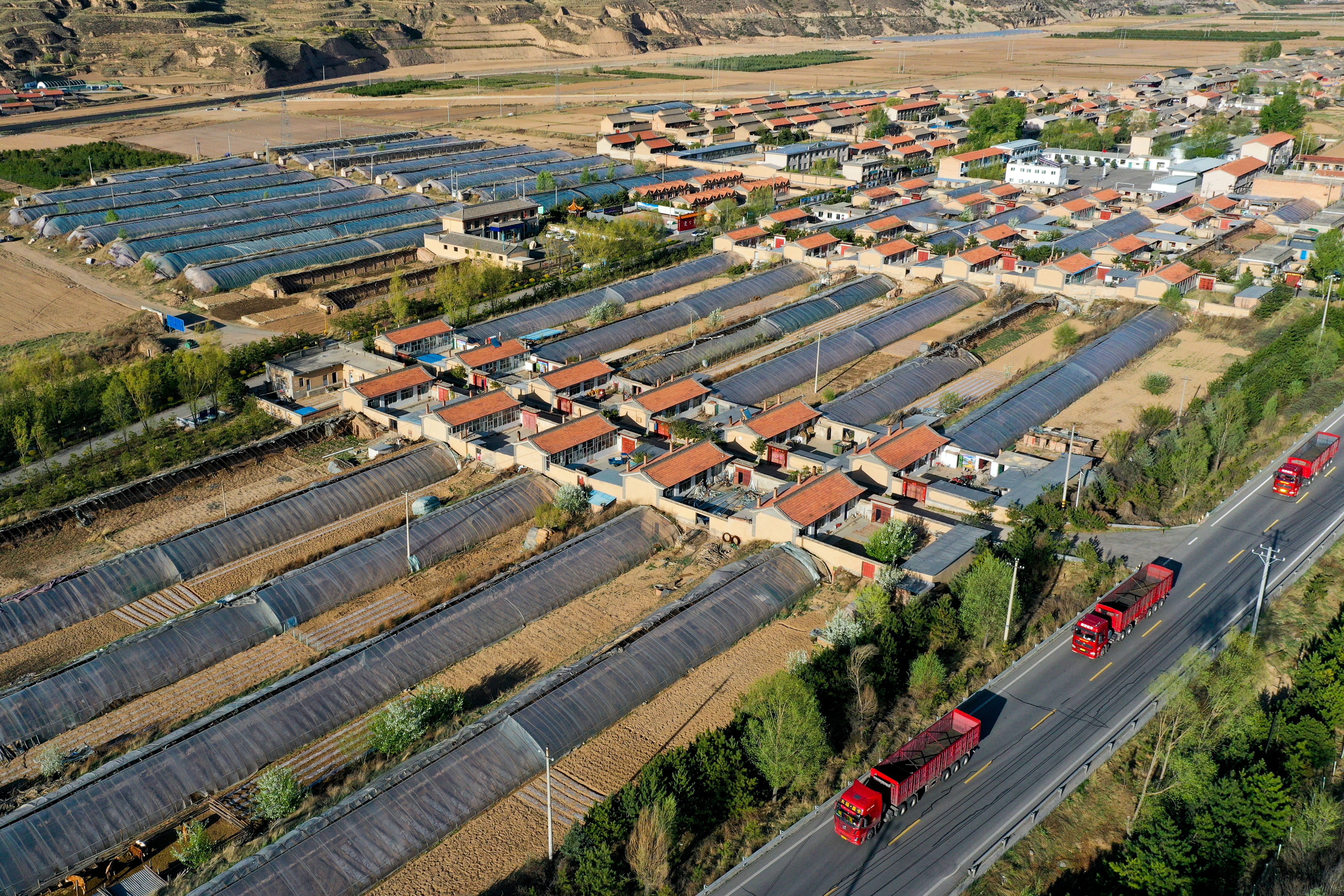 5月9日在山西省忻州市岢岚县宋家沟村拍摄的蔬菜大棚(无人机照片).