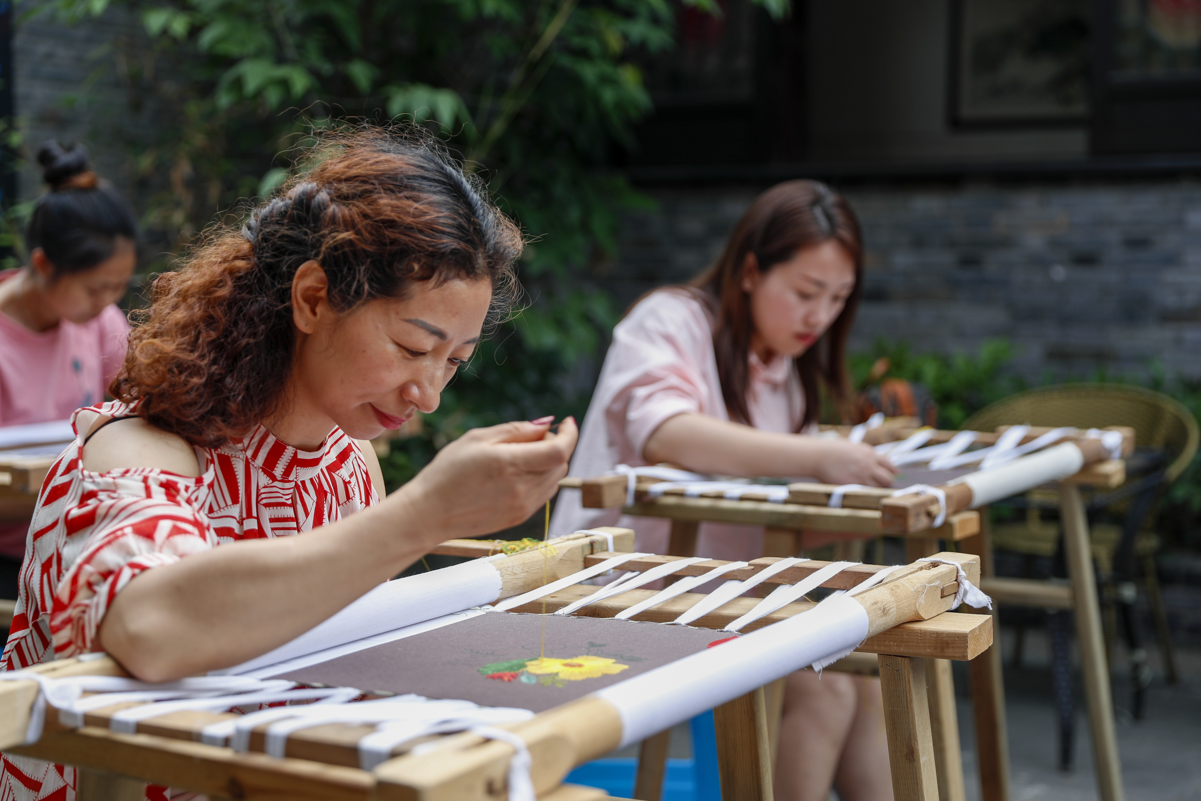 重庆开州传承非遗汉绣绘出美好生活