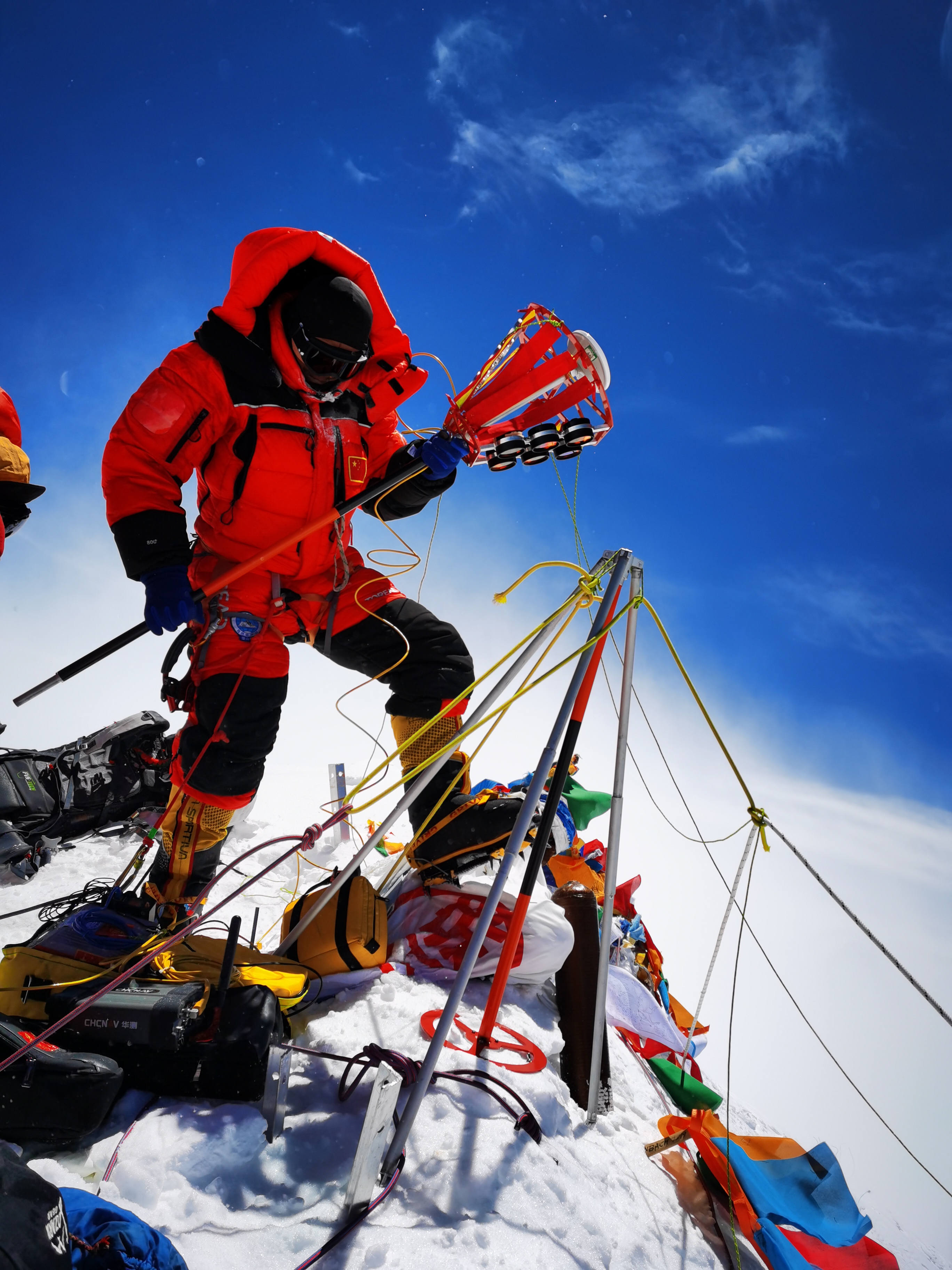 2020珠峰高程测量登山队成功登顶世界第一高峰珠穆朗玛峰