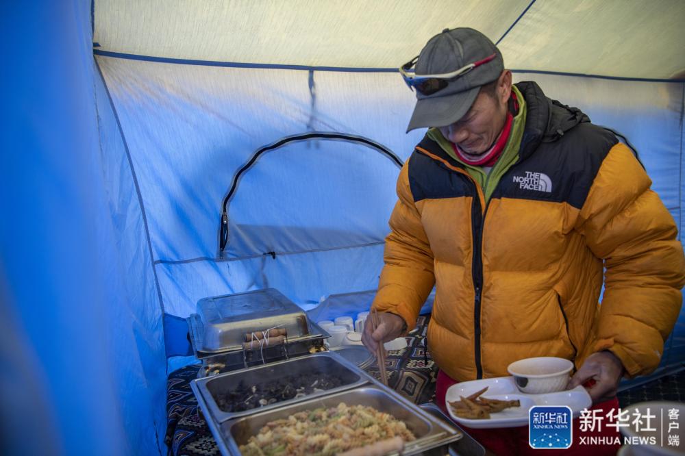 新华社海拔6500米咋做饭？探访珠峰高山厨房