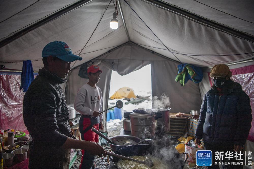 新华社海拔6500米咋做饭？探访珠峰高山厨房