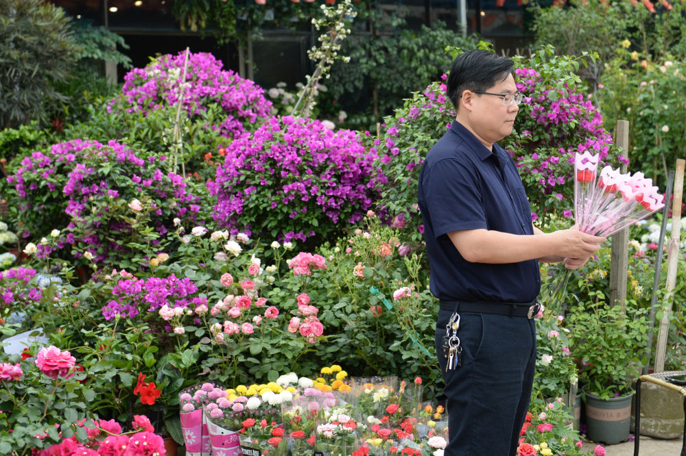 5月10日，市民在湖南长沙岳麓青山园林花卉大市场内选购鲜花。
