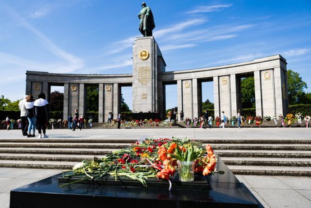 国际时评 | 简化仪式不简化对历史的铭记