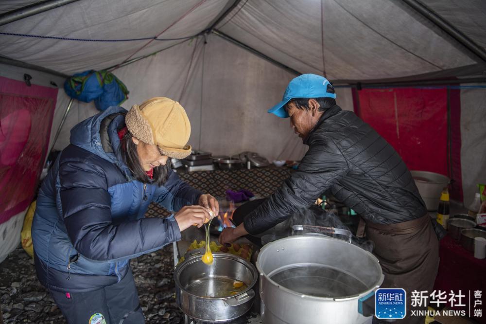 新华社海拔6500米咋做饭？探访珠峰高山厨房
