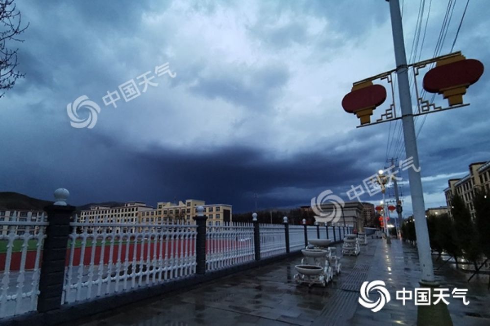 中国天气网华南闷热持续至周末，北方冷空气造访降雨降温明显