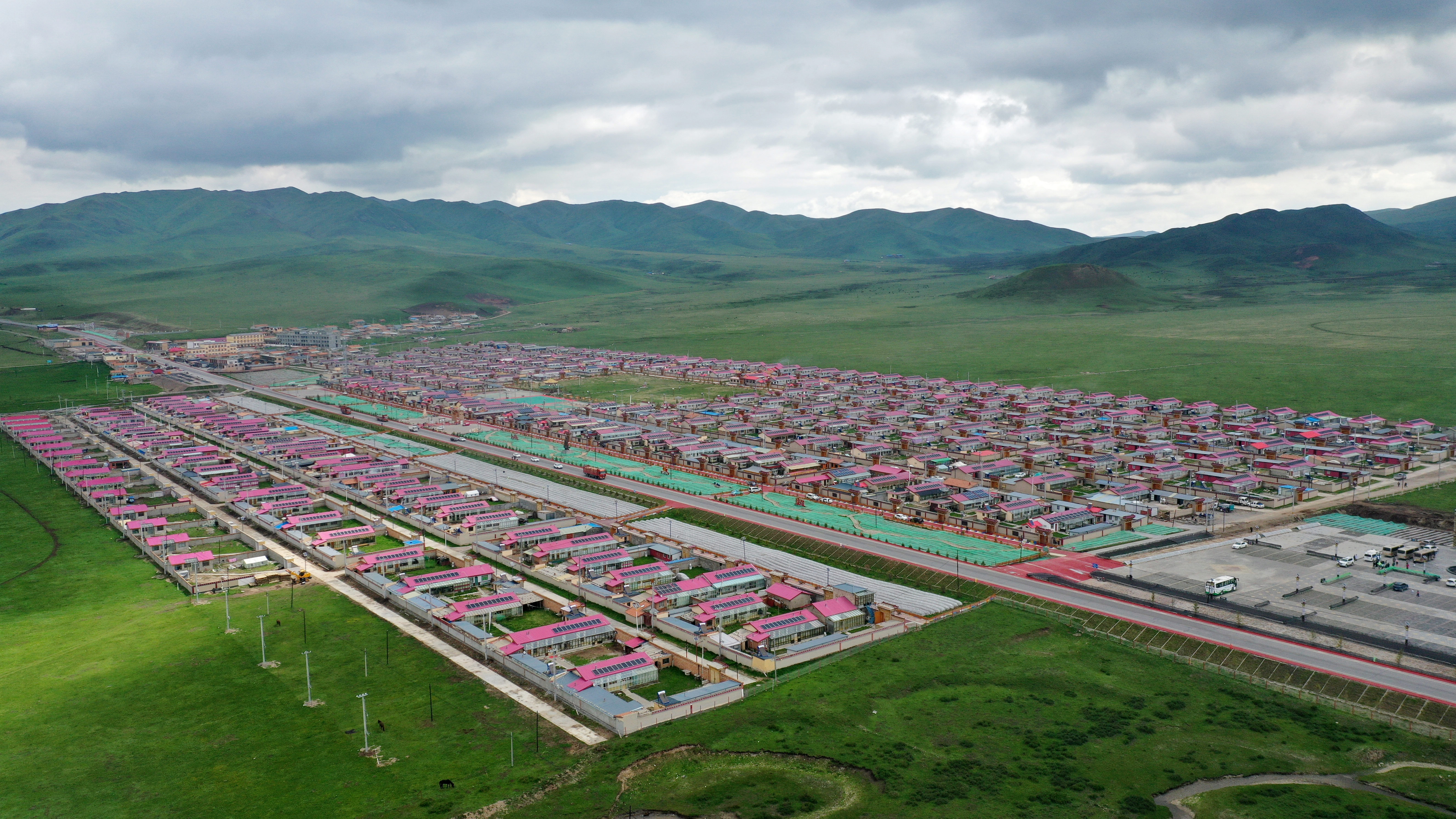 ↑ 这是6月20日拍摄的甘南藏族自治州碌曲县尕海镇尕秀村村貌(无
